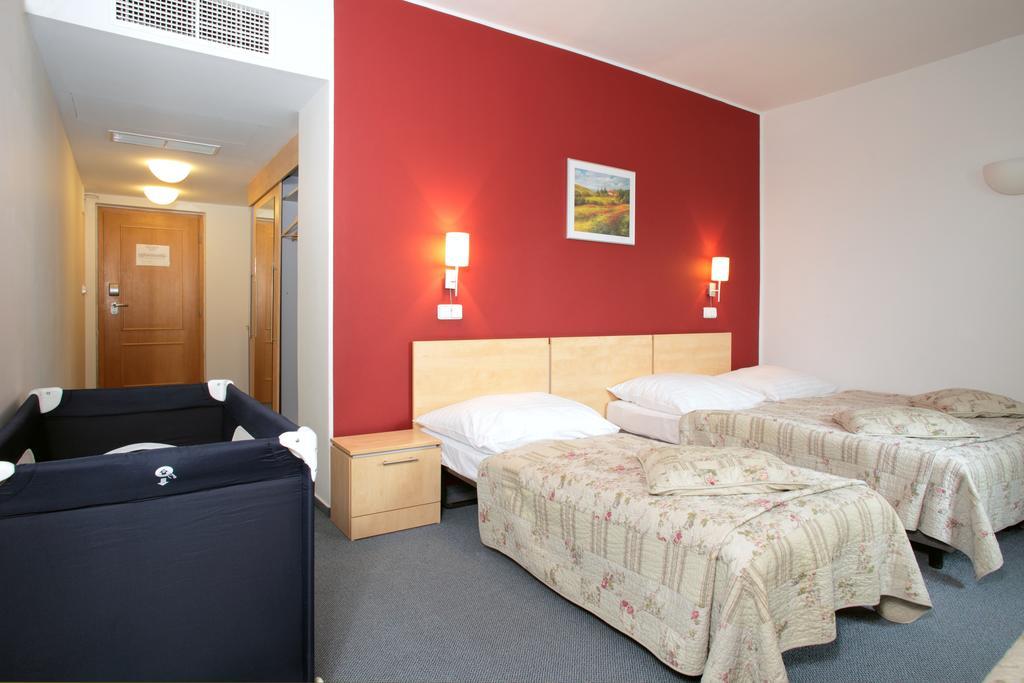 Hotel Chvalska Tvrz Prague Exterior photo