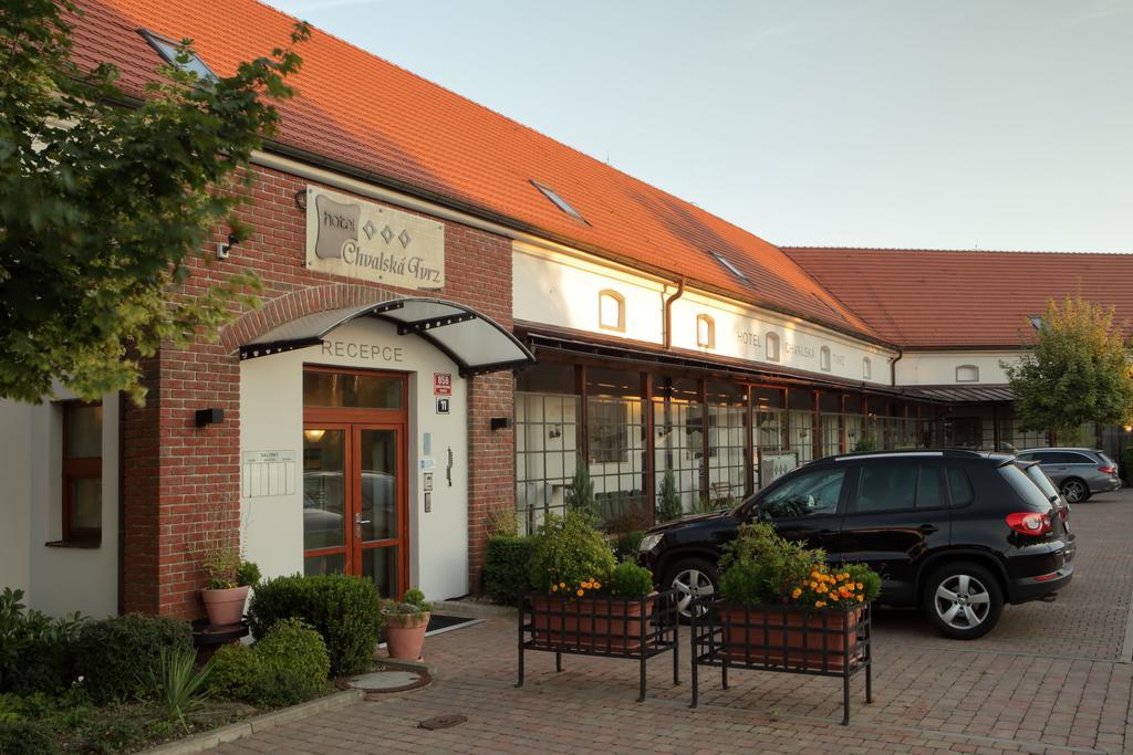 Hotel Chvalska Tvrz Prague Exterior photo