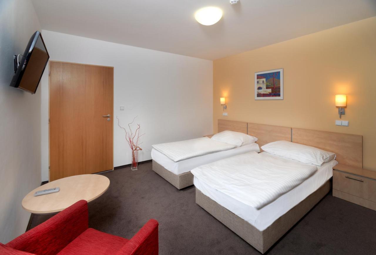 Hotel Chvalska Tvrz Prague Exterior photo